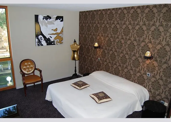 Hotel Restaurant Du Chateau De La Tour 3*