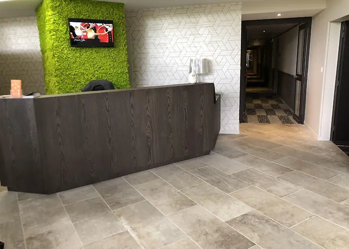 Hotel Restaurant Du Chateau De La Tour 3*